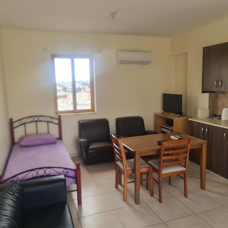 Top Floor 1 Bdrm Aprtrmnt Lejlighed Dromolaxia Eksteriør billede
